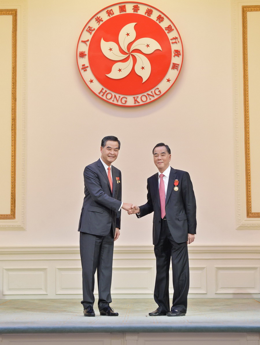 特首梁振英为林树哲颁授金紫荆星章(小图).jpg 特首梁振英为林树哲颁授金紫荆星章(小图).jpg